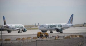 Pedestre atropelado por avião da Frontier partindo de Denver com destino a Los Angeles
