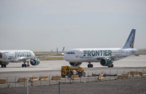 Pedestre atropelado por avião da Frontier partindo de Denver com destino a Los Angeles