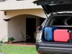 Rosto de viajantes de verão "inflação de férias" como passagem aérea, os preços do gás sobem