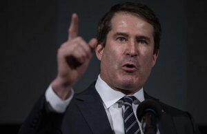 Moulton enfrentará Markey nas primárias democratas do Senado de Massachusetts
