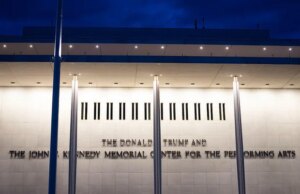 Juiz bloqueia fechamento do Kennedy Middle e ordena remoção do nome de Trump