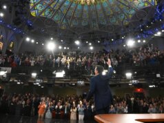 Stephen Colbert assina "O último present" uma última vez