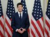 Kevin Warsh toma posse como novo presidente do Fed, substituindo Powell