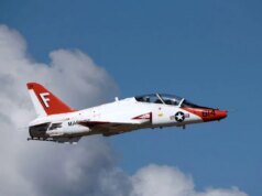 2 pilotos da Marinha ejetam com segurança após acidentes de jato de treinamento no Mississippi