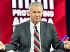 Governador apoiado por Trump vence primárias do Partido Republicano para terceiro mandato após disputar desregulamentação e cortes de impostos