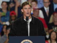 Emmanuel Acho diz que foi “muito estúpido” Jaxson Dart apresentar o presidente Trump