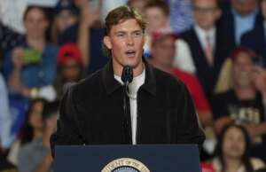 Emmanuel Acho diz que foi “muito estúpido” Jaxson Dart apresentar o presidente Trump
