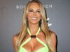 Jena Sims começa a semana de lançamento do SI Swimsuit com um desfile de biquínis nos bastidores