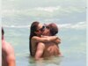 Jessica Alba surpreende em biquíni estampado durante PDA apaixonado com o namorado Danny Ramirez