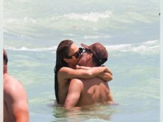 Jessica Alba surpreende em biquíni estampado durante PDA apaixonado com o namorado Danny Ramirez