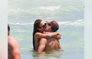 Jessica Alba surpreende em biquíni estampado durante PDA apaixonado com o namorado Danny Ramirez