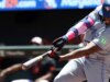 O defensor externo do Blue Jays, Jesús Sánchez, deixa o jogo após parecer ter sido atingido por uma bola lançada das arquibancadas