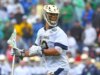 Josh Yago, da Notre Dame, faz a saudação do Memorial Day durante o hino antes do jogo do campeonato de lacrosse