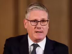 Starmer desafiador à medida que crescem os pedidos de sua renúncia, vários ministros renunciam