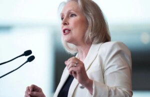 High Dem aplaude lançamento de arquivos de OVNIs de Trump em rara demonstração de apoio