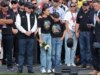 Família de Kyle Busch cercada por pilotos e proprietários de equipes durante a sincera cerimônia da Coca-Cola 600