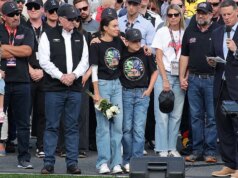 Família de Kyle Busch cercada por pilotos e proprietários de equipes durante a sincera cerimônia da Coca-Cola 600