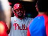 O rebatedor do Philadelphia Phillies, Kyle Schwarber, já está no caminho certo para desafiar Barry Bonds, Mark McGwire