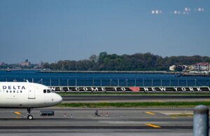 O holograma AI do Aeroporto LaGuardia responde às perguntas dos viajantes
