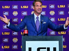 Um dia depois da bagunça de Lane Kiffin, Steve Sarkisian incendeia Ole Miss para aulas de ‘tecelagem de cestaria’ em Oxford