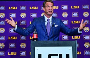 Um dia depois da bagunça de Lane Kiffin, Steve Sarkisian incendeia Ole Miss para aulas de ‘tecelagem de cestaria’ em Oxford