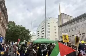 Londres: Homem detido após van ferir pedestre durante protestos contra remoção de bandeiras em Birmingham
