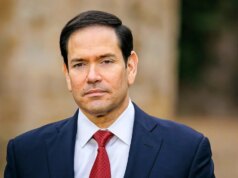 Marco Rubio é visto com agasalho da Nike a bordo do Air Drive One durante viagem à China, gerando memes on-line