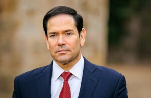 Marco Rubio é visto com agasalho da Nike a bordo do Air Drive One durante viagem à China, gerando memes on-line