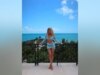 Megan Moroney mostra abdômen tonificado em prime listrado e minissaia nas férias tropicais