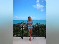 Megan Moroney mostra abdômen tonificado em prime listrado e minissaia nas férias tropicais
