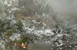 Vídeo mostra equipes de resgate tratando alpinista que caiu de 15 metros