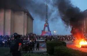 A vitória do PSG na Liga dos Campeões causa caos em Paris, com 45 presos e incêndios em toda a cidade