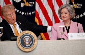 Trump elogia a luta de Susie Wiles contra o câncer em um vídeo surpresa de gala: ‘Vencendo de forma decisiva’