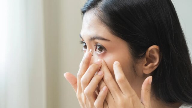 putting-in-contact-lens.jpg