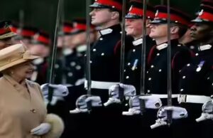 ‘Ele não conseguia parar de corar’: quando a Rainha Elizabeth II sorriu para o Príncipe Harry, sua reação disse tudo