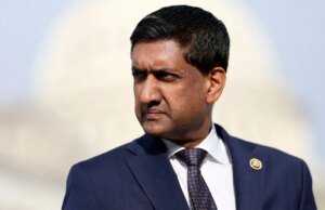Khanna incendeia os democratas por apresentarem candidatos do ‘establishment’, admite que os eleitores da classe trabalhadora foram ‘enganados’