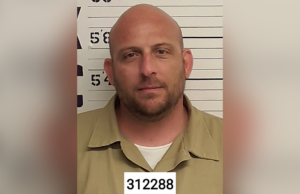 Homem de Kentucky acusado de sequestrar, matar mulher e manter seu corpo sob um trailer antes de ser descartado