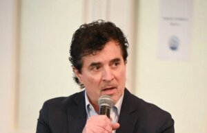 As vaias continuarão até que os discursos de formatura melhorem