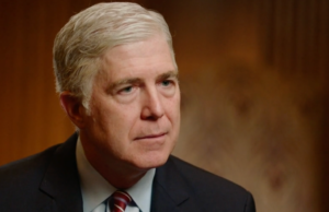 O juiz Gorsuch diz que sua lealdade é "Constituição e leis" em meio aos ataques de Trump na Suprema Corte