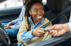 Comprar um carro? Aqui estão algumas dicas para economizar dinheiro.