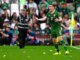 O amistoso Irlanda-Qatar foi interrompido duas vezes enquanto torcedores jogavam bolas de tênis em protesto contra os jogos da Liga das Nações contra Israel