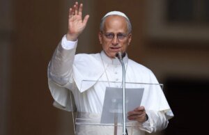 O Papa adverte contra a ‘desumanização’ na period da IA ao lado de um convidado que levanta as sobrancelhas