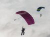 Paraquedista morre após colisão aérea com outro saltador durante salto em grupo no estado de Washington