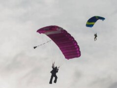 Paraquedista morre após colisão aérea com outro saltador durante salto em grupo no estado de Washington