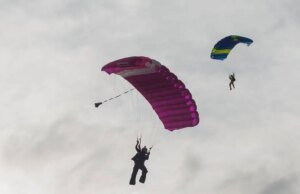 Paraquedista morre após colisão aérea com outro saltador durante salto em grupo no estado de Washington