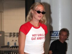 O mais recente traje viral de Sophie Cunningham da WNBA celebra seu amor por churrasco, campo de golfe cornhole e bifes quentes!