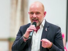 Steve Hilton ataca o programa de fraldas do governo de Newsom, ele diz que cobra dos contribuintes o triplo do custo de varejo