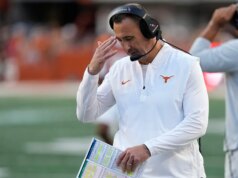 O reforço da Texas Tech bate palmas para Steve Sarkisian depois que o técnico do Texas ataca os Crimson Raiders