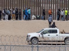 Grupos de direitos civis abrem processo buscando bloquear a lei do Texas que permite que policiais prendam migrantes ilegais