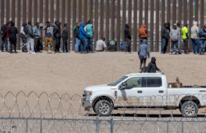 Grupos de direitos civis abrem processo buscando bloquear a lei do Texas que permite que policiais prendam migrantes ilegais